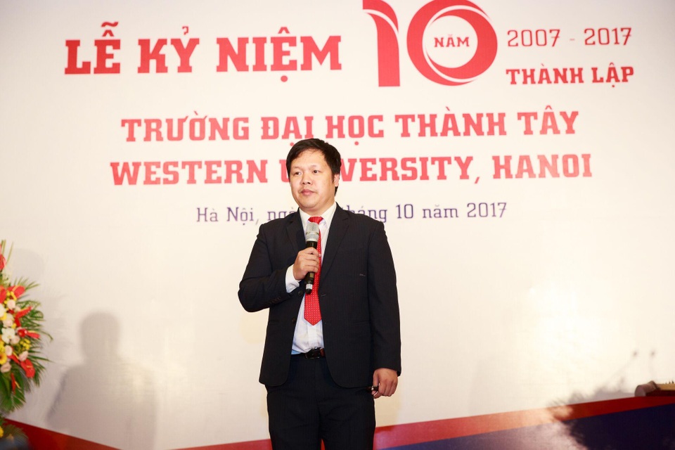 Trường ĐH Thành Tây thay đổi chủ sở hữu và hiệu trưởng - 1
Tại lễ kỷ niệm 10 năm thành lập trường, TS. Đàm Quang Minh - Hiệu trưởng trường Đại học Thành Tây công bố chiến lược phát triển trường Đại học Thành Tây giai đoạn 2017 - 2022 và tầm nhìn đến 2027.