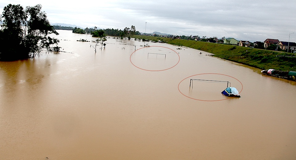 Nước lũ dâng ngang mái nhà, lút đến cổ người dân - 12 Hình ảnh một sân bóng với hai khung gôn thò lên trên mặt nước, nằm phía ngoài đê Tả Lam.