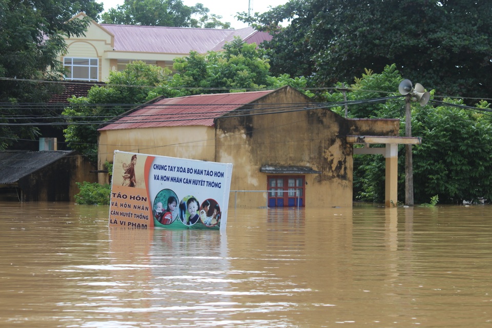 Sáng nay, nhiều nơi trên địa bàn huyện Thạch Thành vẫn ngập sâu trong nước