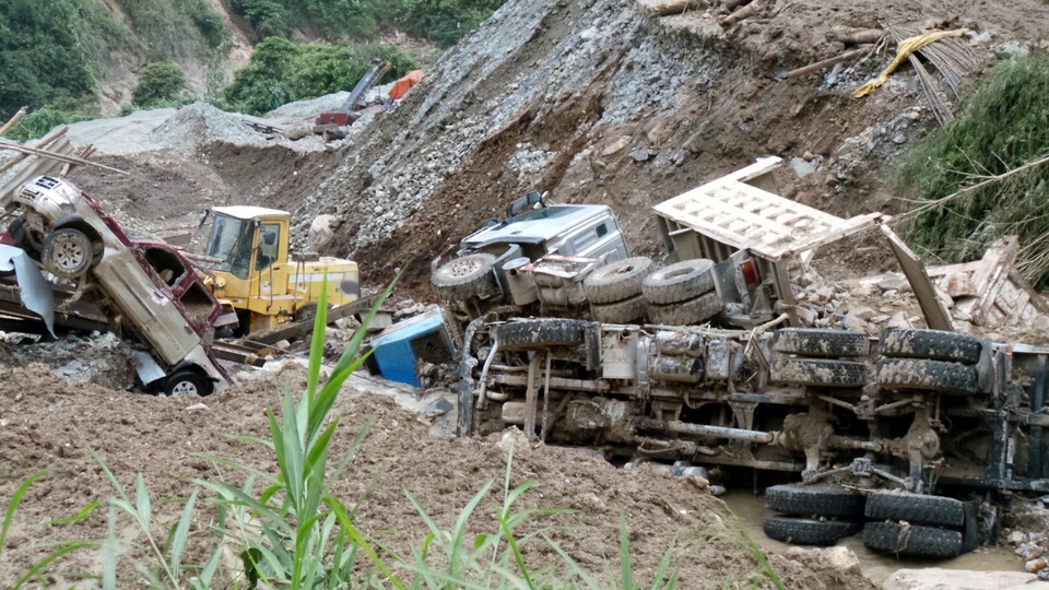 Kinh hãi cảnh hàng chục ô tô bị lũ cuốn, đất vùi ngổn ngang - 2 Những chiếc xe tải cỡ lớn chổng vó.