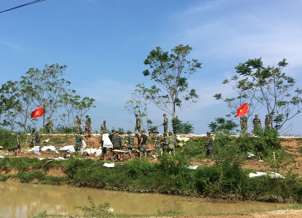 Vật lộn trong lũ chèn đá hộc, đóng cọc gia cố chân đê - 11 Trong đợt mưa lũ vừa qua, nước từ sông Cầu Chày tràn qua đê với độ cao khoảng 50cm, khiến nhiều vùng trong đê ngập lụt