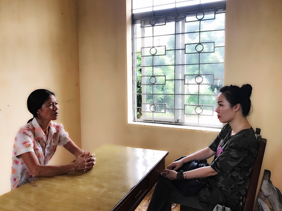 Bi kịch gia đình đằng sau cái chết oan nghiệt của người chồng - 2 Phóng viên Chuyên đề CSTC tiếp xúc với đối tượng Nguyễn Thị Điệu.