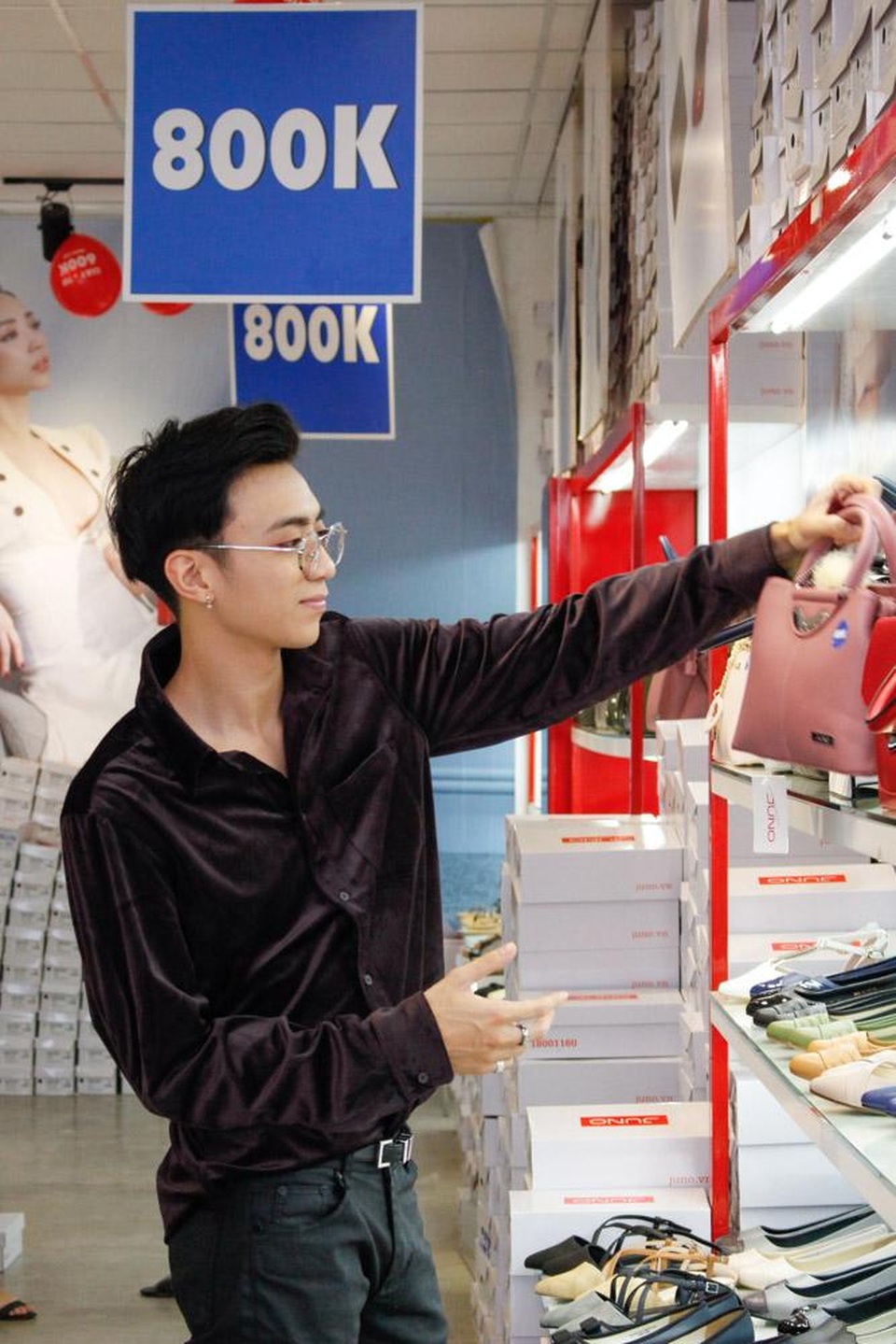Ngỡ ngàng với quà 20/10 của những "đại gia" showbiz Việt. - 1 Soobin Hoàng Sơn chọn Juno để mua hai bộ đôi giày túi như lời chúc đến người phụ nữ đặc biệt là mẹ.