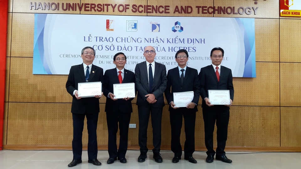 Trao giấy chứng nhận kiểm định quốc tế cho 4 trường đại học Việt Nam - 1
Đại diện hội đồng HCERES trao chứng nhận kiểm định cơ sở đào tạo cho 4 trường đại học đầu tiên ở Việt Nam.