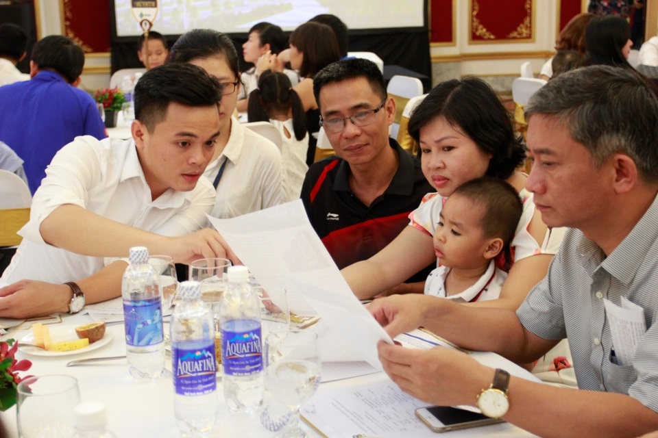 Quý IV/2017: Loạt dự án “hot” tung chính sách bán hàng hấp dẫn - 1 Nhiều khách hàng chọn mua BĐS vào quý cuối cùng của năm để được hưởng ưu đãi.