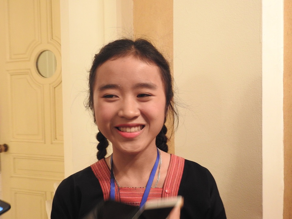 Thào Thùy Dương rạng rỡ trong trang phục dân tộc xuống Thủ đô nhận bằng khen.