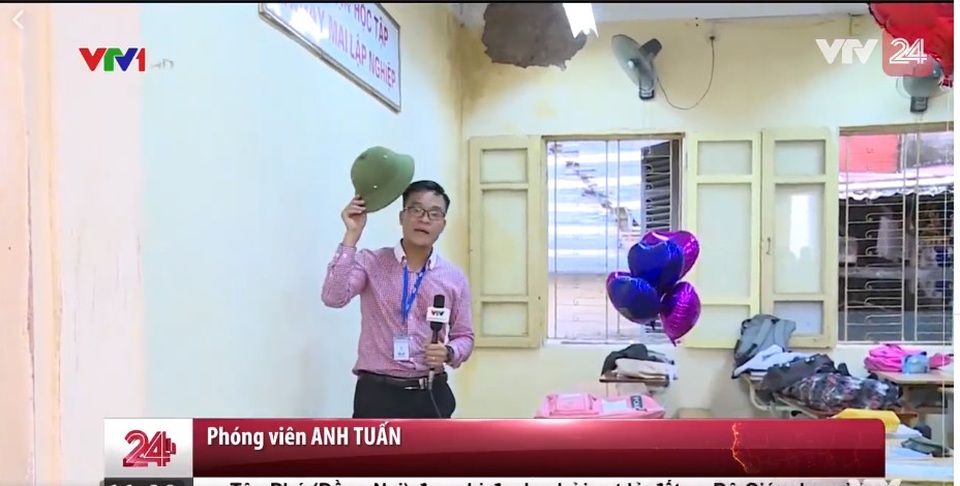 Chuyện thật như đùa: Học sinh Hà Nội đội mũ “bảo hiểm” trong... lớp học! - 1 Ngay trên đầu phóng viên là mảng tường vừa rơi vỡ (Ảnh cắt từ clip)