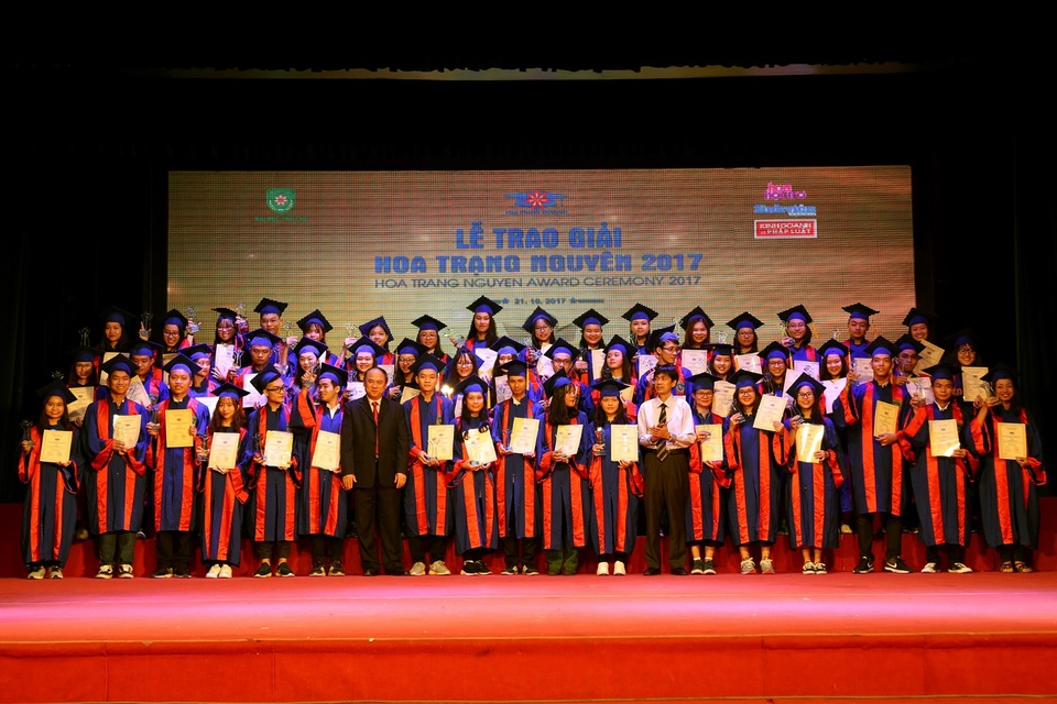 Vinh danh 199 Hoa Trạng Nguyên tại Hà Nội - 1
Ông Bùi Đặng Dũng - Phó Chủ nhiệm ủy ban tài chính ngân sách quốc hội và Nhà báo Nguyễn Huy Lộc - Tổng biên tập báo Sinh viên Việt Nam và Hoa Học Trò trao giải thưởng cho các Hoa Trạng Nguyên 2017.