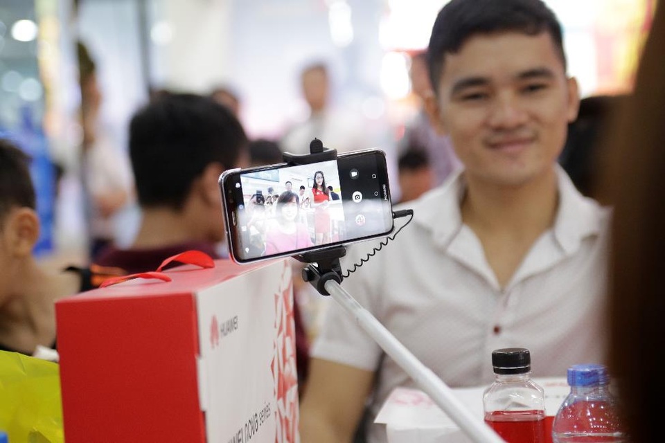 Ngày giao Huawei nova 2i: Người mua hào hứng khi cầm máy trên tay - 1 Khách hàng trải nghiệm Huawei nova 2i với 2 camera trước và màn hình tràn viền rực rỡ
