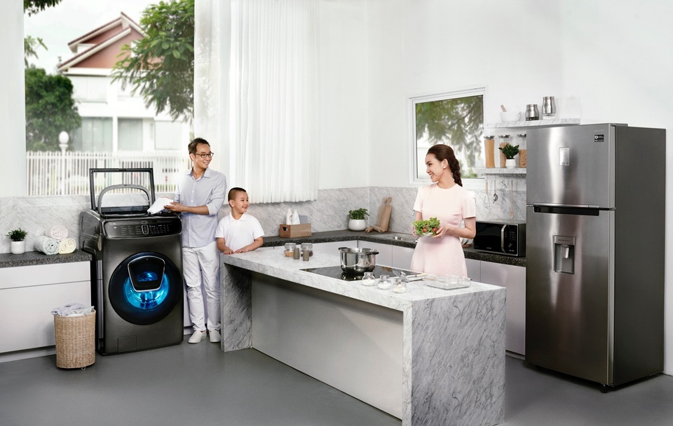 Hoa hậu Thuỳ Lâm: "Tôi tận hưởng việc mặc đẹp mỗi ngày" - 1 Chuẩn bị bữa tối sau ngày dài bận rộn với công việc quản lí spa nhưng Thuỳ Lâm vẫn nở nụ cười rạng rỡ của một phụ nữ có cuộc sống an yên bên gia đình và hài lòng với những gì mình đang có