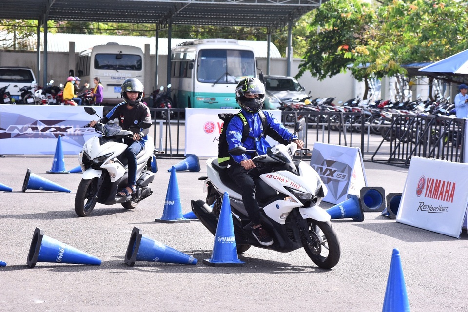 Yamaha NVX - Màu mới, quà tặng mới - 1 Khách tham quan trải nghiệm các mẫu xe NVX mới nhất