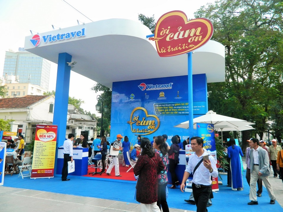 “Săn” hàng ngàn tour giá rẻ và vô vàn quà tặng trong dịp tri ân - 1 Ngày hội du lịch thu hút rất đông du khách tới tham quan và “săn” tour giá rẻ