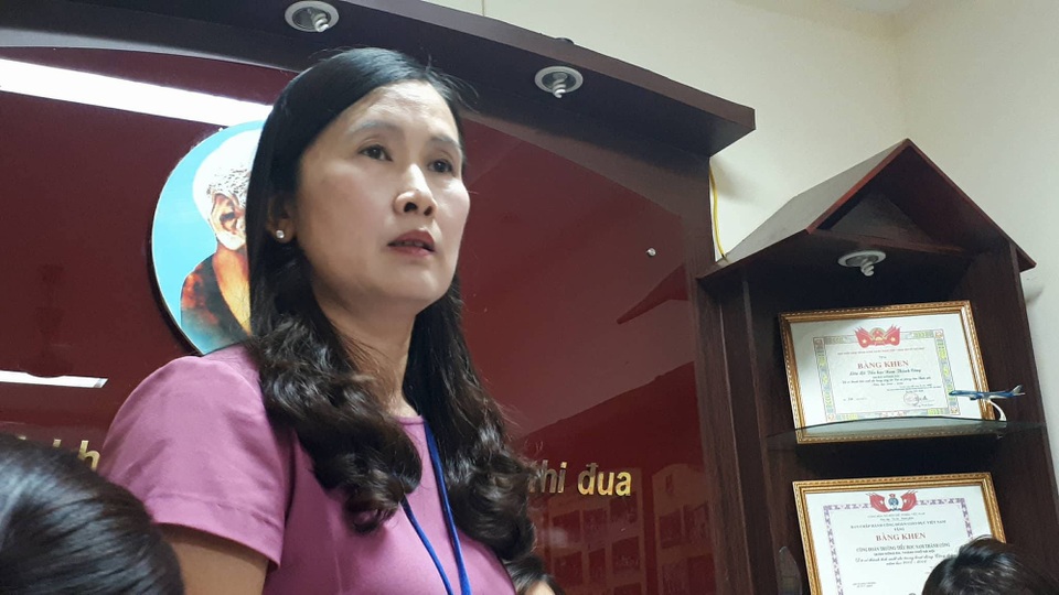 Vụ phạt học sinh nghỉ học không thông báo gia đình: Cô giáo sai, bị kỷ luật - 1 Bà Phan Kim Anh, Hiệu trưởng nhà trường trong buổi trao đổi với báo chí chiều 26/10.