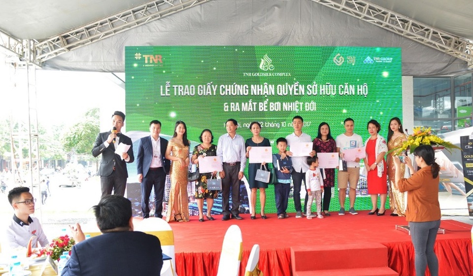 TNR GoldSilk Complex chính thức bàn giao sổ đỏ cho cư dân - 1
Những cư dân đầu tiên nhận bàn giao sổ đỏ tại TNR Goldsilk Complex.