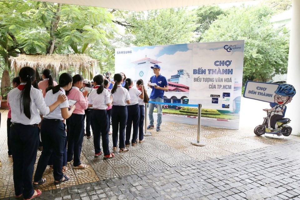 Tại ngày hội, các bạn trẻ lần lượt được tham quan và trải nghiệm tại các di tích được tái hiện như Phố cổ Hội An, chợ Bến Thành, Văn Miếu – Quốc Tử Giám…