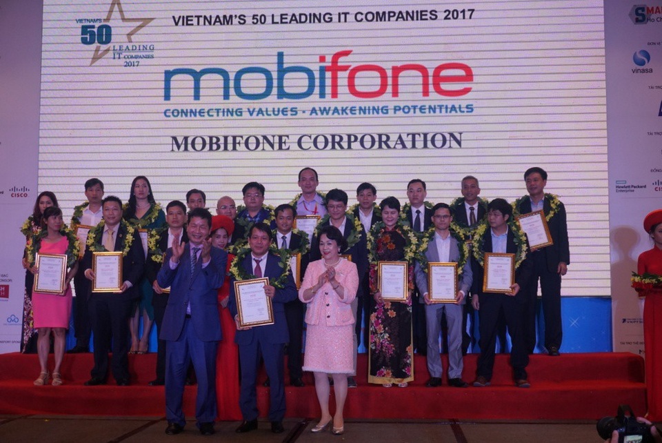 CNTT sẽ là trụ cột chiến lược của MobiFone - 1 Đại diện MobiFone, ông Nguyễn Đình Tuấn – Thành viên HĐTV Tổng Công ty Viễn thông MobiFone nhận danh hiệu “50 doanh nghiệp CNTT hàng đầu Việt Nam 2017”