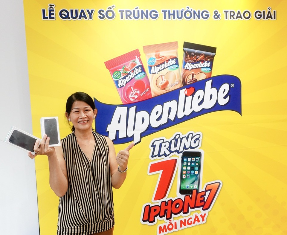 Trúng iPhone 7 dễ như ăn... kẹo - 1 Niềm vui của chị Kim Hồng khi trúng thưởng 2 chiếc iPhone 7 trong 2 ngày liên tiếp
