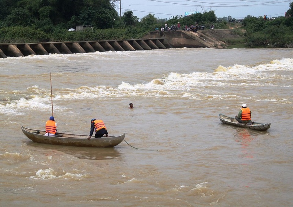 Nước sông Kôn (Bình Định) đang dâng cao, khiến một nữ nhân viên ngành thủy lợi bị trượt chân rơi xuống sông mất tích.