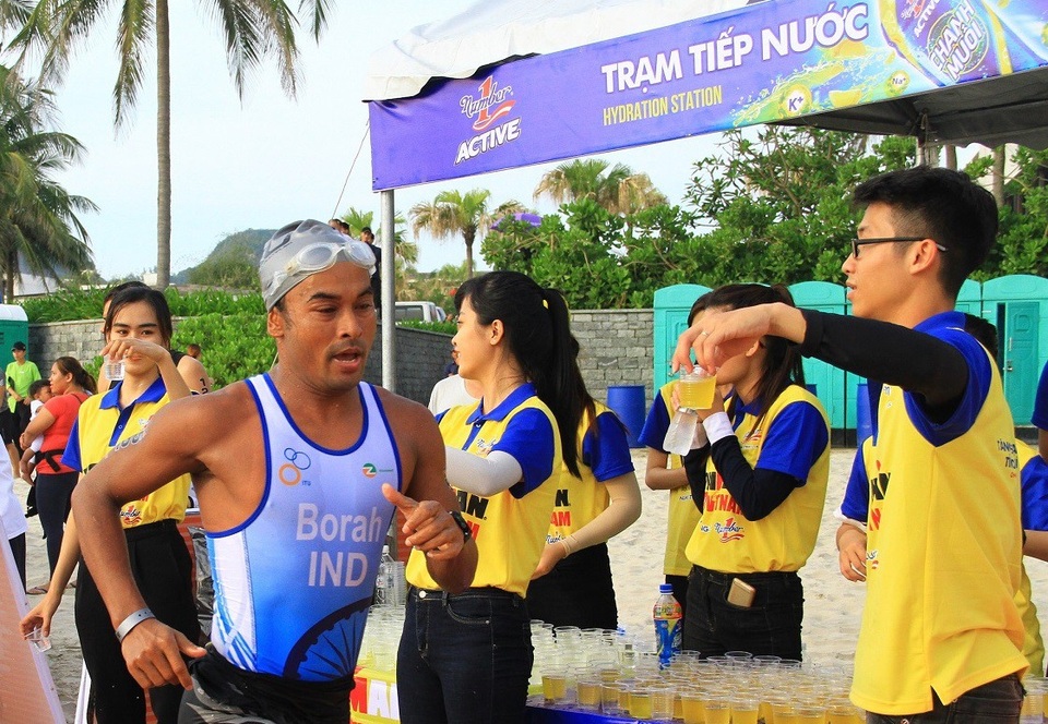 Thức uống nào duy trì sự bền bỉ cho những người vận động nhiều? - 1 Mồ hôi ra nhiều khiến cơ thể bị mất nước và các khoáng chất thiết yếu