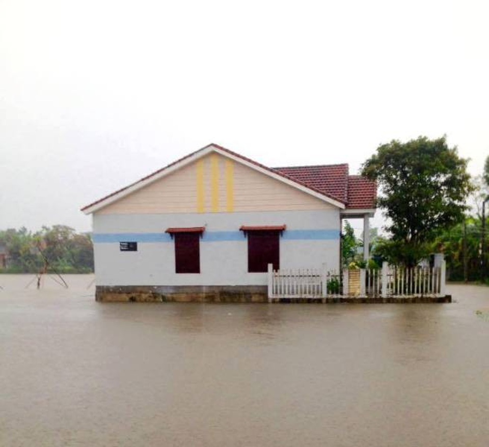 Hội An di dời dân, hàng loạt tuyến đường bị ngập sâu, nhiều địa phương bị cô lập - 10 Mực nước dâng cao ngấp nghé nhà dân