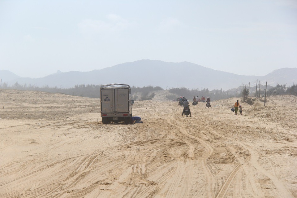 "Chúng tôi không biết chạy đi đâu, 7 người hứng mưa bão cả đêm!" - 8 Bão Con Voi hoành hành tại vùng biển Vạn Thạnh từ 1h đêm đến 7h sáng, khiến con đường nhựa dẫn từ Đèo Cổ Mã vào thôn Đầm Môn bao phủ một lớp cát dày gần 20cm.
