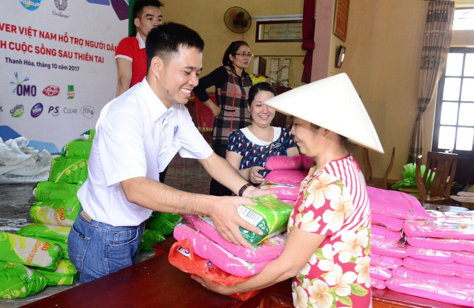 Dấu ấn đẹp của một doanh nghiệp hướng đến cộng đồng - 1 Những phần quà ý nghĩa, thiết thực được trao tận tay cho người dân Thanh Hóa