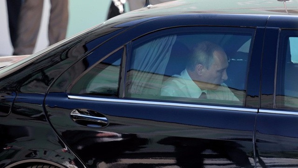 Hé lộ limousine của Tổng thống Putin vừa tới Đà Nẵng - 2
Ông Putin trong chiếc S-600 (Ảnh: Motor1)