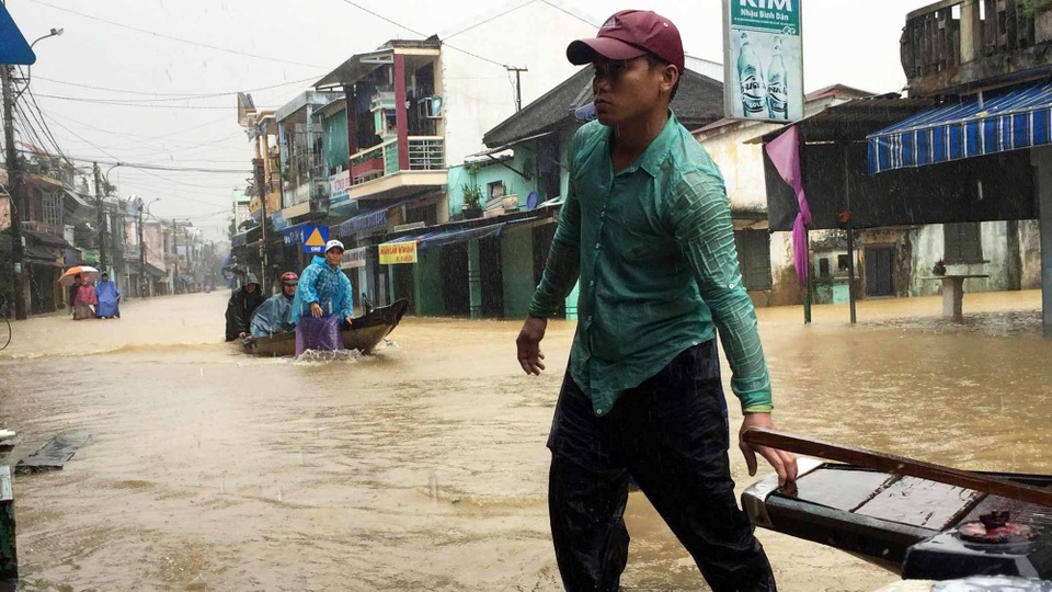 Mưu sinh trên phố ngập lũ ở Huế hốt bạc triệu mỗi ngày - 2 Phố cổ Bao Vinh
