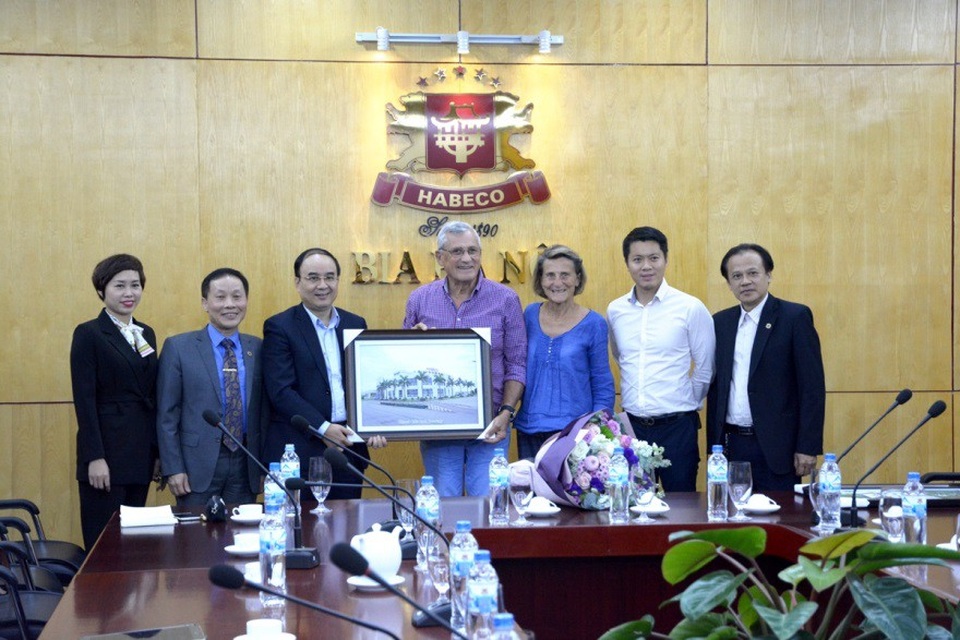 Giá trị lịch sử thương hiệu Bia Hà Nội qua câu chuyện của gia đình Hommel - 1 Ban lãnh đạo Tổng Công ty Habeco tiếp đón ông Hommel