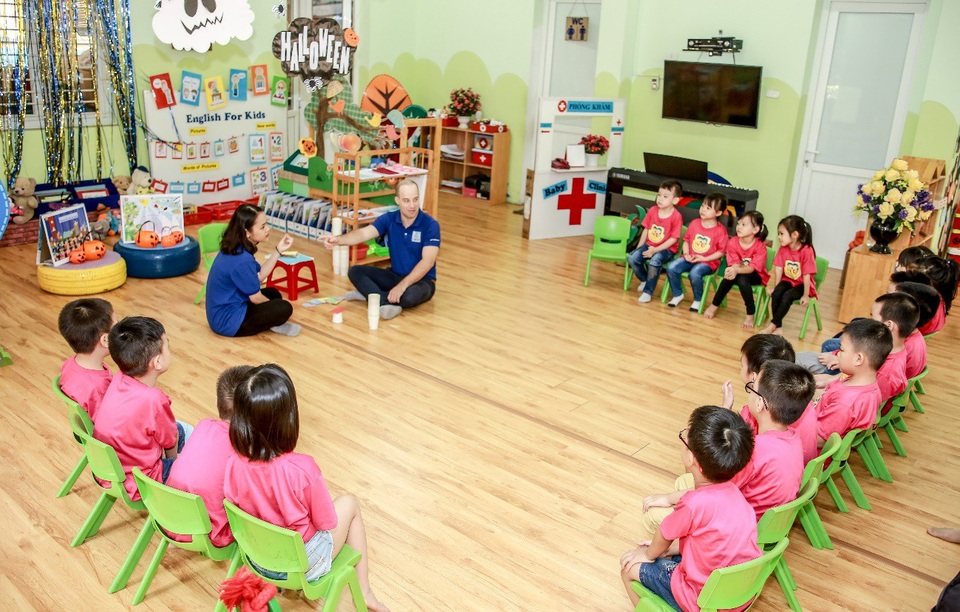 Apollo English được Bộ Giáo dục lựa chọn là đơn vị duy nhất tổ chức tiết dạy mẫu cho 120 giáo viên mầm non - 1 Để trẻ mầm non làm quen với tiếng Anh là bài toán khó cần được nghiên cứu kĩ lưỡng bởi nhiều chuyên gia có kinh nghiệm trong giáo dục.