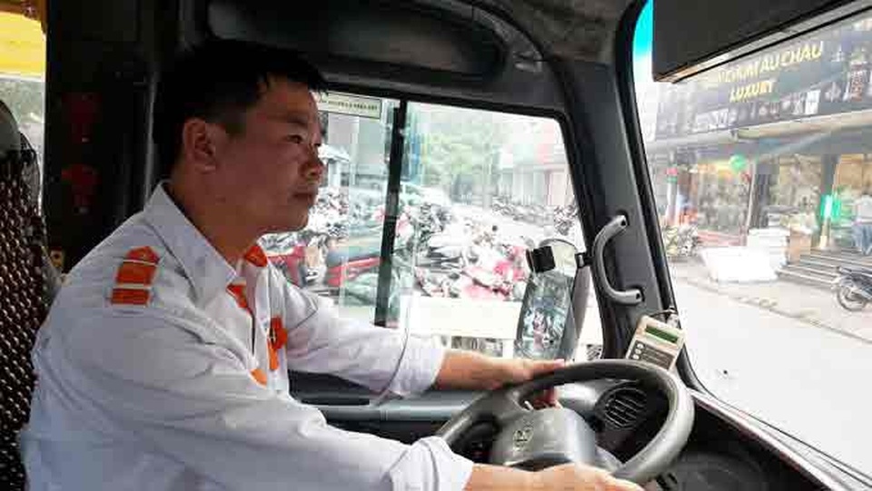 4 người xăm trổ xuất hiện, lái xe buýt hoảng hốt cầu cứu công an - 2 Tài xế sinh năm 1977 cho biết, anh từng bị hành khách chửi bới, mạt sát ngay trên xe buýt. Ảnh: Nhật Linh