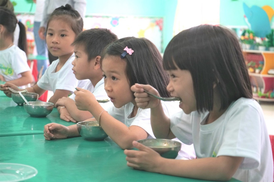 Hơn 1.600 trẻ được cải thiện tình trạng suy dinh dưỡng trong năm qua - 1 Mỗi ngày một lần, giáo viên sẽ trộn gói đa vi chất Nutrilite Little bits vào đồ ăn của các bé để bổ sung dinh dưỡng thiếu hụt.