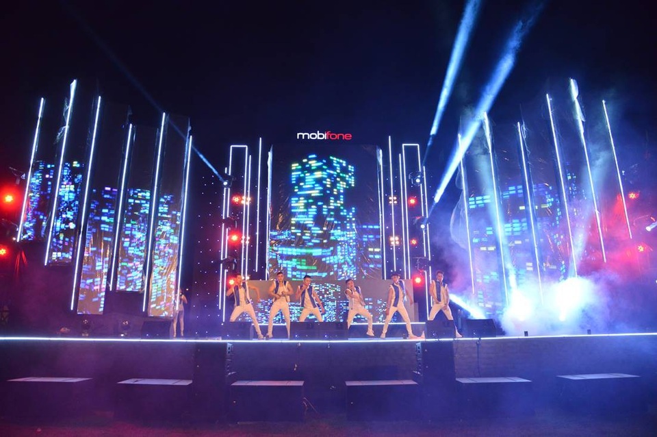 Học sinh, sinh viên "cháy" hết mình trong đêm nhạc của MobiFone tại ĐHQG HCM - 1 Những bước nhảy Breakdance Tự tin bứt phá - Tỏa sáng tương lai của các vũ công