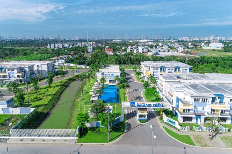 
Cảnh quan và tiện ích của dự án đã hoàn thiện đến 90%. Nhiều khu nhà đã xây xong và được CĐT bàn giao cho khách hàng trong “Lễ bàn giao nhà Đợt 1” được tổ chức vào ngày 12/11 vừa qua ngay tại dự án.
