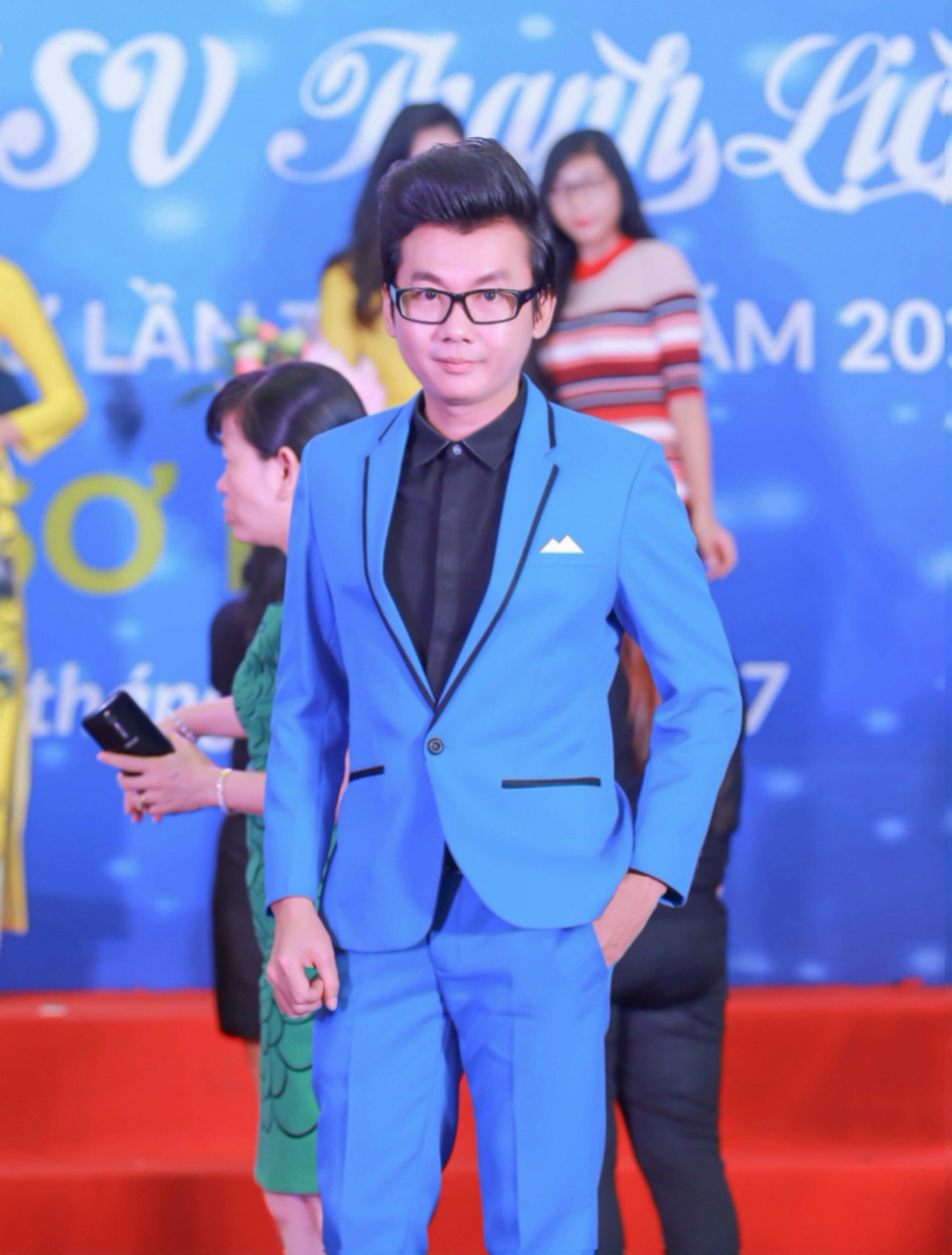 Á vương Ký Quốc lịch lãm ngồi ghế nóng chấm thi - 1 Á vương Ký Quốc Đạt trẻ trung và thân thiện trên vị trí giám khảo.