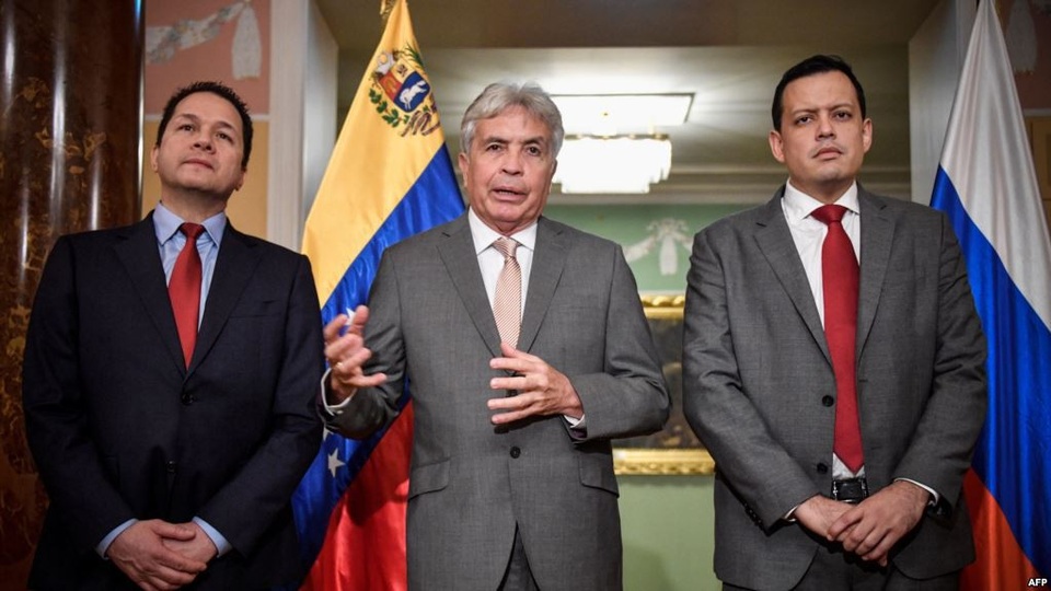 Đang khốn đốn vì vỡ nợ, Venezuela được Nga, Trung Quốc cứu giúp - 1 Bộ trưởng Bộ Nông nghiệp Wilmar Castro Soteldo và Bộ trưởng Bộ Tài chính Simon Zerpa của Venezuela trong cuộc họp báo tại Moscow sau khi Venezuela ký thỏa thuận tái cấu trúc nợ với Nga vào hôm qua (15/11). (Nguồn: VOA)