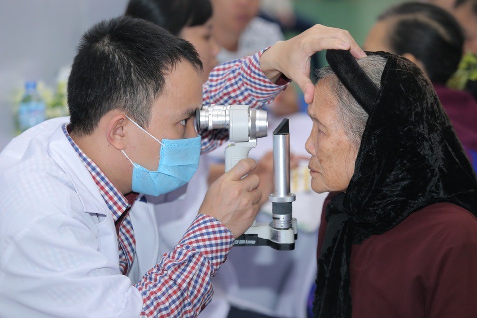 Chung tay "vì một Việt Nam mắt sáng rạng ngời" - 1 Người dân được khám mắt với trang thiết bị hiện đại.