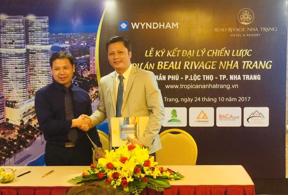 Chính thức mở bán dự án Beau Rivage Nha Trang - 2
Ông Nguyễn Trường Định (phải) – Giám đốc Kinh doanh Công ty Miền Nhiệt Đới Nha Trang – chủ đầu tư dự án Beau Rivage Nha Trang Hotel & Resort – chúc mừng sàn bất động sản Alibabaland trở thành một trong những đơn vị phân phối chính thức Dự án.
Website: nhatrangbeaurivage.com
Hotline: 0969.193.979