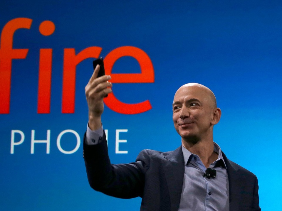 Không có thói xấu này, tỷ phú Jeff Bezos tiết kiệm được “núi” thời gian mỗi ngày - 1 Tỷ phú Jeff Bezos không có thói quen kiểm tra email và điện thoại liên tục và ông hài lòng với điều đó. (Nguồn: Ted S. Warren/AP Images)