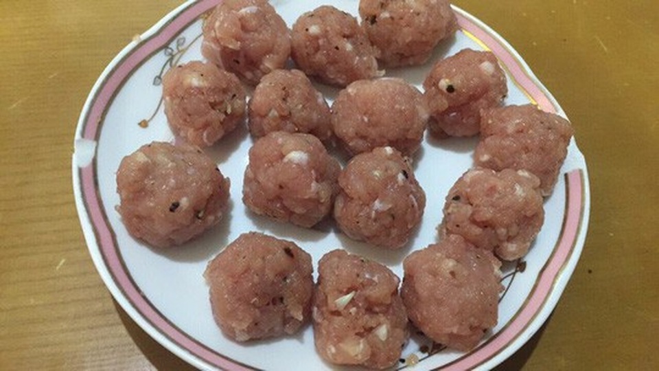 Canh tàu hũ ky, "chữa cháy" cho những ngày bận rộn - 2
Thịt băm nhỏ trộn cùng tiêu, muối... rồi vo viên lại