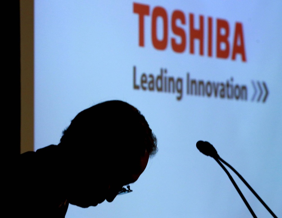 Toshiba “khát” 5,4 tỷ USD để không bị xóa sổ - 1 Chủ tịch Tập đoàn Toshiba, ông Satoshi Tsunakawa cúi đầu xin lỗi trong một cuộc họp báo tại trụ sở tập đoàn ở Tokyo. (Nguồn: wtop.com)