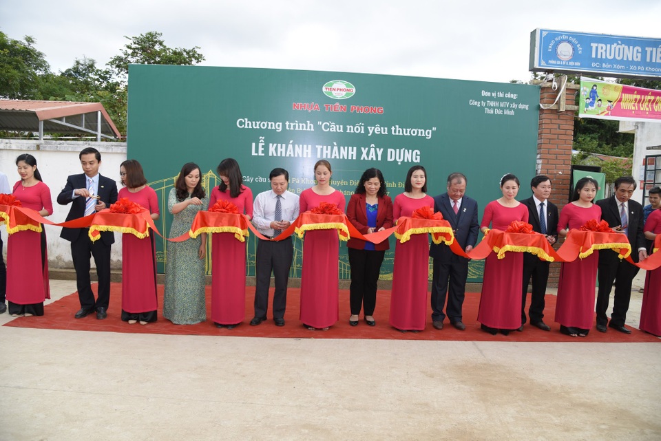 Thầy trò Pá Khoang hân hoan đón cây cầu mới trong ngày 20/11 - 1 
Đại diện Nhựa Tiền Phong và chính quyền địa phương thực hiện nghi lễ cắt băng khánh thành con đường mới và cây cầu dân sinh tại xã Pá Khoang, tỉnh Điện Biên.