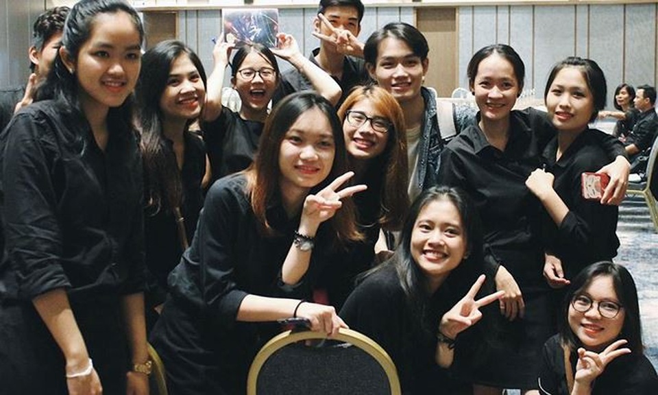 Nét đẹp tinh khôi của nữ sinh tình nguyện viên APEC năng động - 2
Khanh Hằng (thứ hai từ phải sang, hàng đầu tiên) cùng các thành viên trong đội tình nguyện