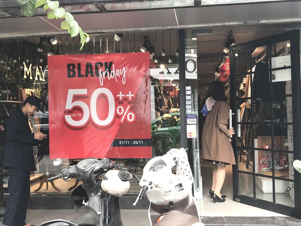 Ồ ạt giảm giá 50%: Ùn ùn ra phố, tranh nhau mua hàng - 2
Theo truyền thống, Black Friday là ngày vàng mua sắm của người dân Mỹ rơi vào thứ Sáu cuối cùng của tháng 11. Ngày này bắt nguồn từ năm 1965 khi xảy ra tình trạng tắc nghẽn giao thông nghiêm trọng do người dân xếp hàng mua đồ chuẩn bị cho Lễ Tạ Ơn tại Philadenlphia. Mấy năm gần đây, vào ngày Black Friday ở Việt Nam, các cửa hàng thời trang, giầy dép cũng đua nhau khuyến mãi
