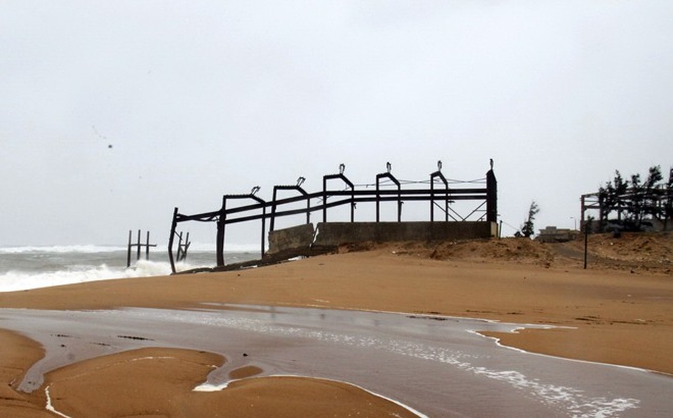 
			Sau khi làm trái pháp luật gây hậu quả thiệt hại hơn 5,1 tỷ đồng từ dự án đóng tàu vận tải biển 4.100 DWT, nhà xưởng của Công ty CPCN-NTS Phú Yên bên làng biển Đông Tác cũng bị hoang phế.
			