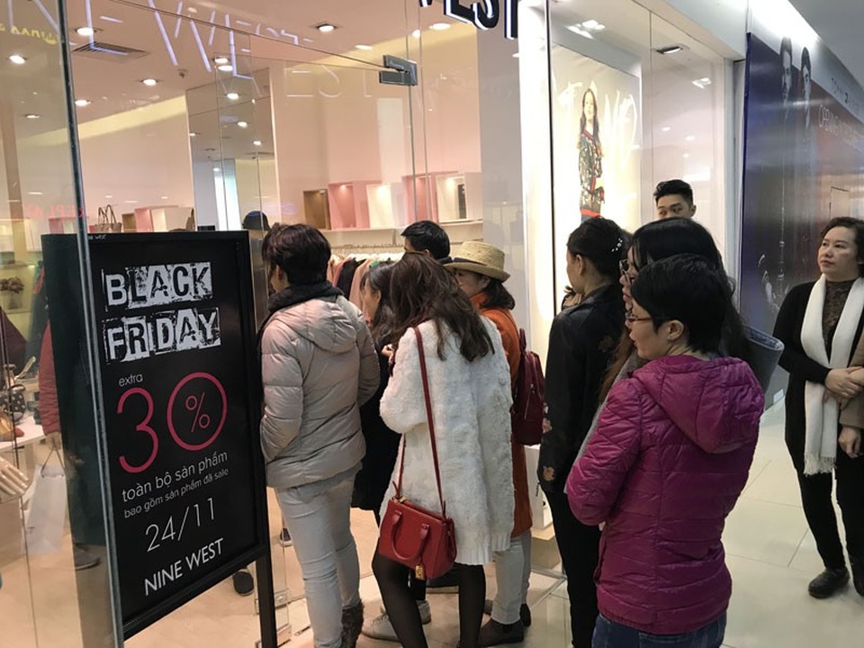 "Vỡ trận" Black Friday: Đóng cửa chối khách, chị em luồn khe chui vào - 2
Hàng loạt khách phải đứng chờ ở ngoài vì cửa hàng đã đóng cửa
