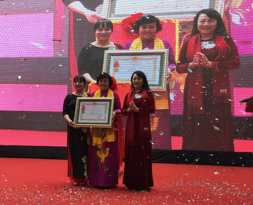 Hà Nội: Mầm non Minh Hải đón nhận Huân chương lao động hạng Ba - 1
Thứ trưởng Nguyễn Thị Nghĩa trao Huân chương Lao động hạng Ba cho Nhà trường