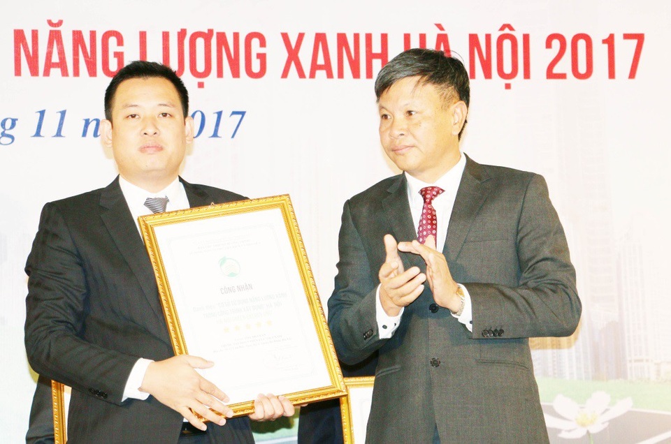 Vinh danh công trình tiêu biểu sử dụng năng lượng xanh tại Hà Nội - 1 Ông Nguyễn Ngọc Thám – Trưởng ban Quản lý Dự án Roman Plaza vinh dự lên nhận giải thưởng cao nhất của Chương trình