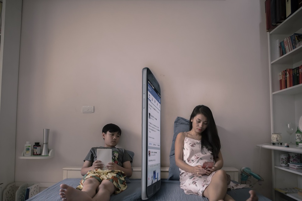Cứu vãn một “thế hệ cúi đầu” - Cha mẹ có hành động? - 1 Bộ ảnh “Con ước trở thành chiếc điện thoại của ba mẹ” - Vietfuture