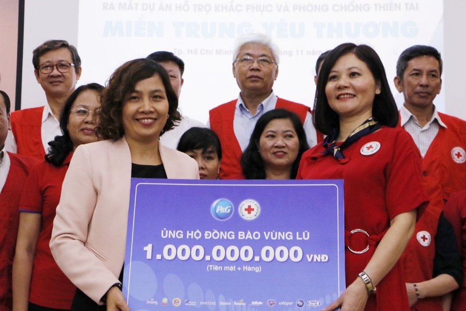 Chung tay cùng Hội Chữ thập Đỏ “vì miền Trung yêu thương” - 1 Bà Lê Thị Tuyết Mai – đại diện P&G Việt Nam trao tặng 1 tỷ đồng cho dự án “Miền Trung yêu thương”